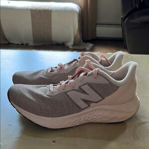 New Balance Pink Sneakers with Cushioned Support and Minimalist Design